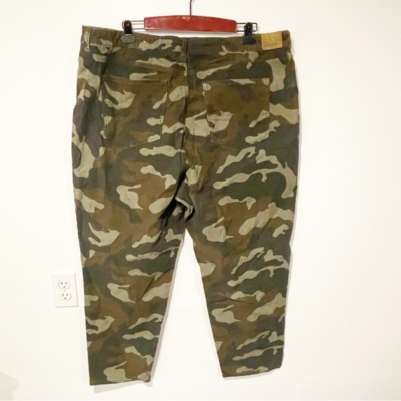 American Eagle Plus Sz 22 Green High Rise Corduroy Camo Mom Jeans‎ Super Stretch - Picture 5 of 5